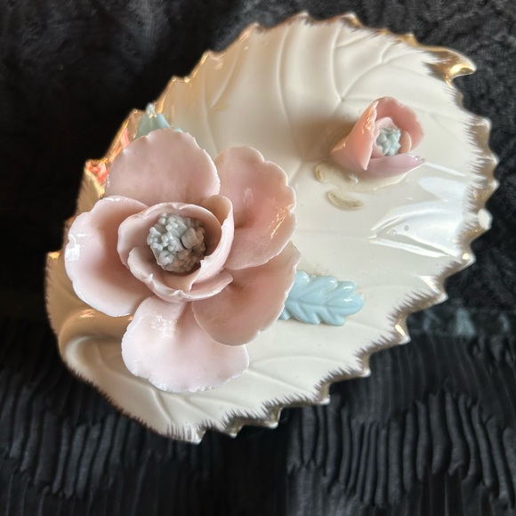 Artmark Accents Vtg Signed Hand Painted Ceramic Egg Shaped Jewelry Box By Artmark Some